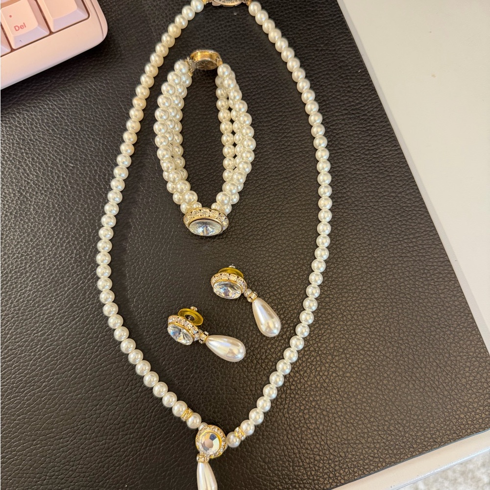 Elegant Pearl and Gold Jewelry Set